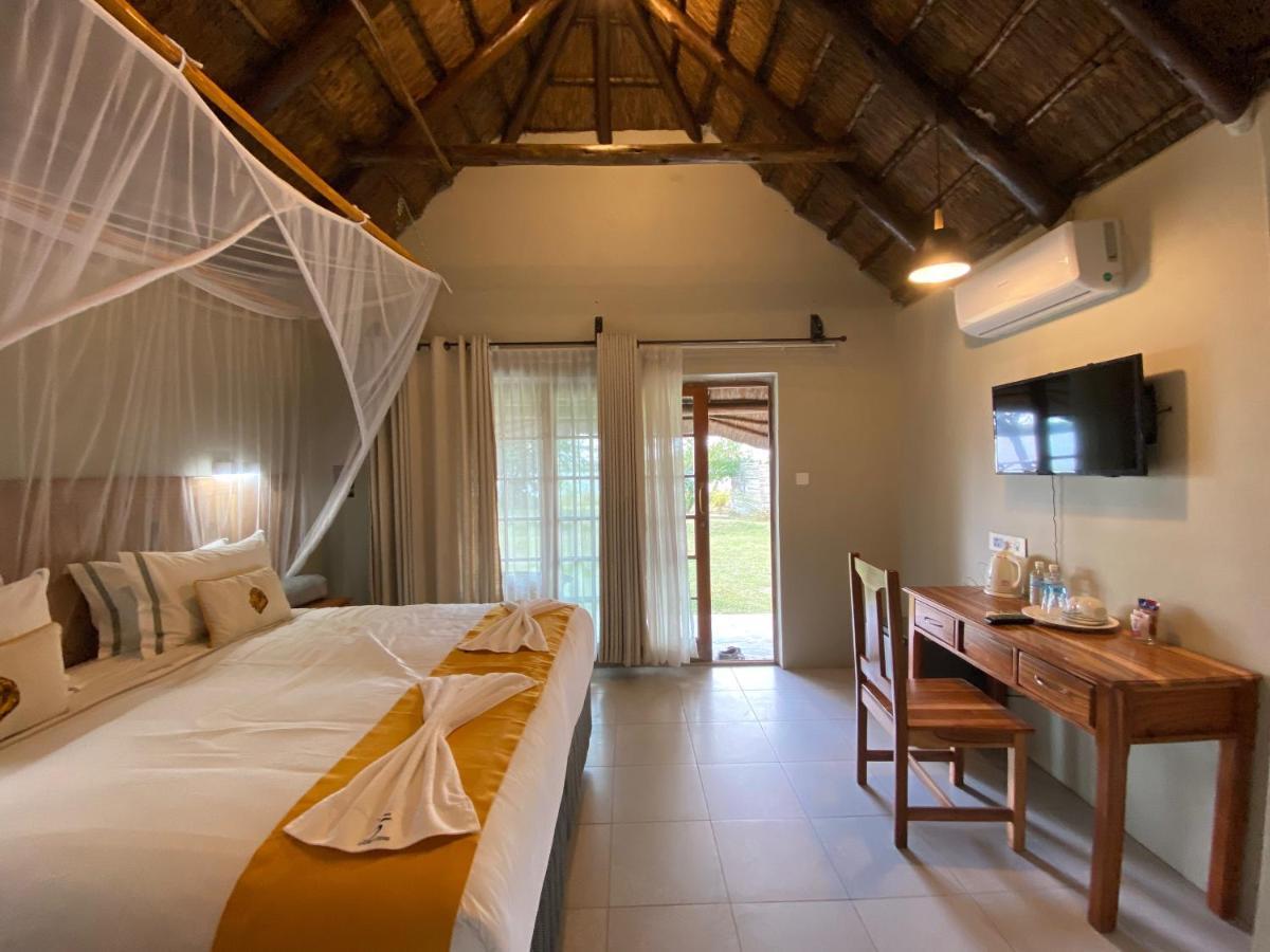 Big 5 Toro Lodge Касане Екстериор снимка