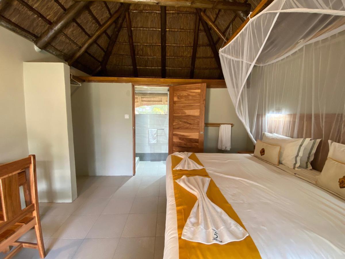 Big 5 Toro Lodge Касане Екстериор снимка