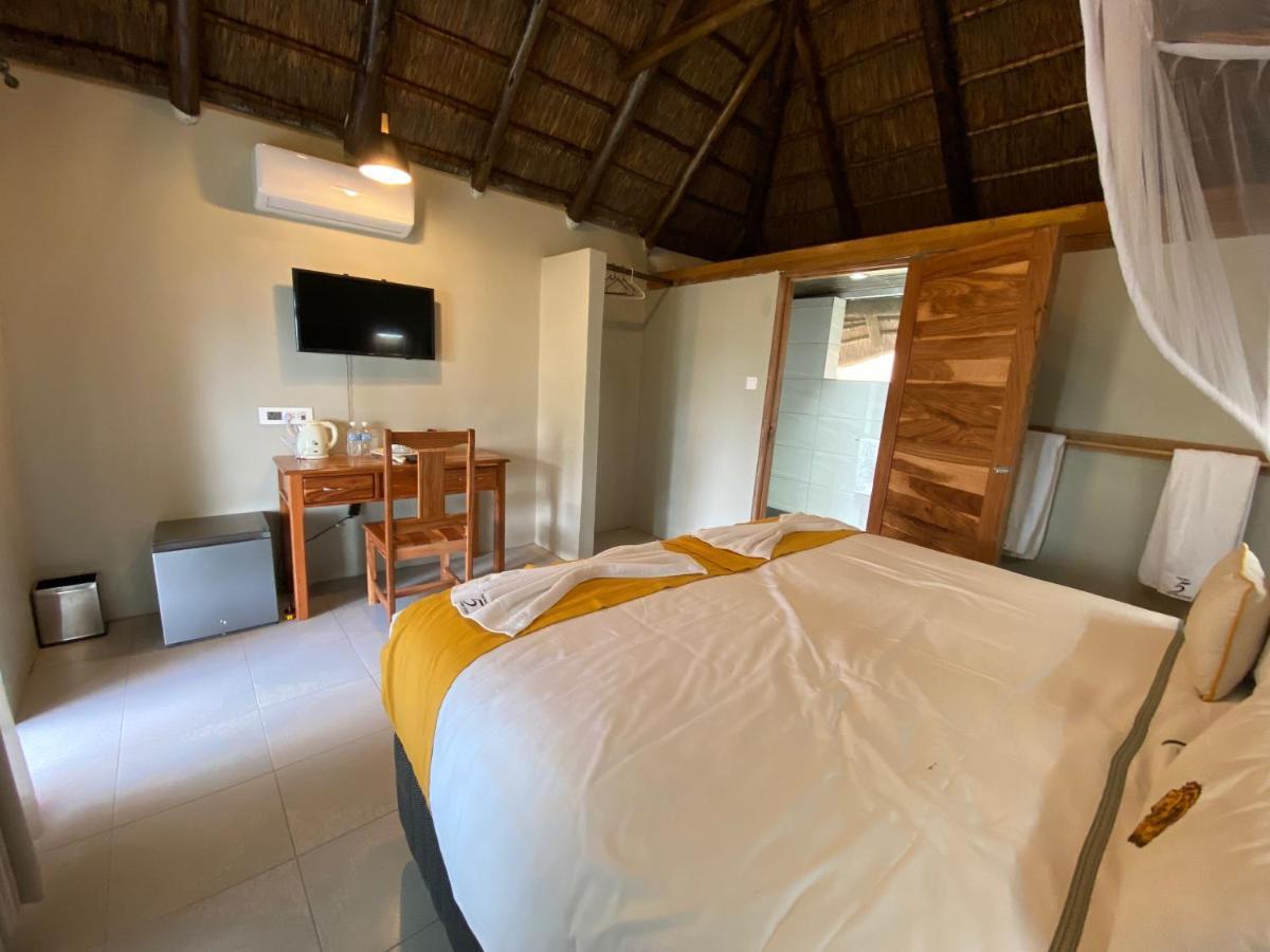 Big 5 Toro Lodge Касане Екстериор снимка