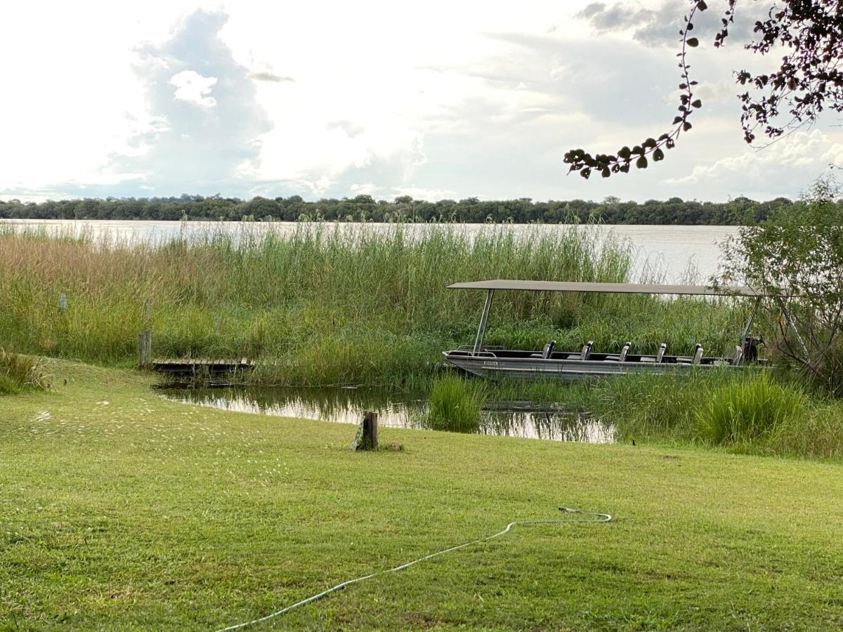 Big 5 Toro Lodge Касане Екстериор снимка