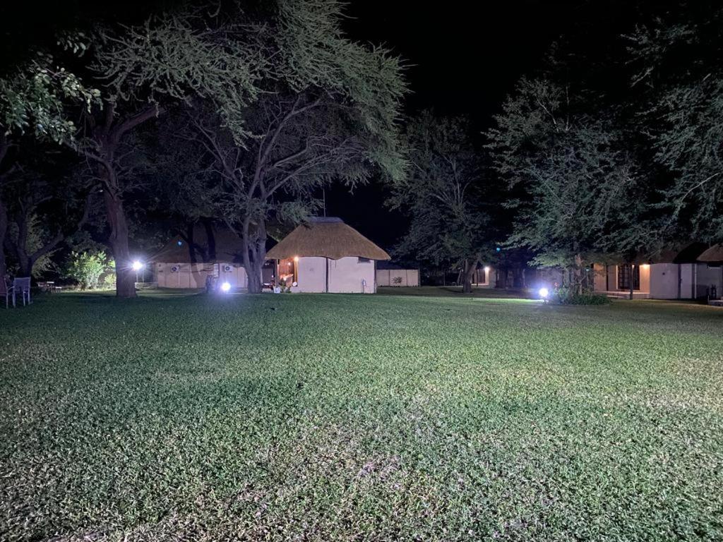 Big 5 Toro Lodge Касане Екстериор снимка